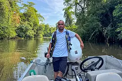 Luis Tuit: Mit dem Boot f&uuml;hrt der Guide seine G&auml;ste durch den Dschungel. - &copy; Steven Hille/dpa-tmn