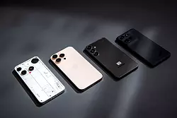 Schon anders als die anderen: Das Nothing Phone 3, neben iPhone 16 Pro, Samsung Galaxy S24+ und Motorola Thinkphone (v.l.n.r.) - © Zacharie Scheurer/dpa-tmn