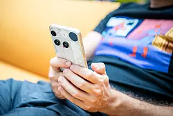 Auf jeden Fall ein Hingucker: das Nothing Phone 3 mit seiner eigenwilligen Rückseite. - © Zacharie Scheurer/dpa-tmn