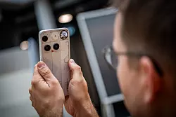 Passt das Selfie? Mit der Glyph-Matrix kann man einen pixeligen Spiegel für das perfekte Selbstporträt nachbilden. - © Zacharie Scheurer/dpa-tmn