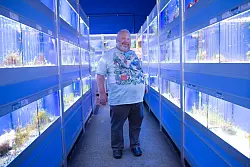 Der 2022 gestorbrene Firmengr&uuml;nder Norbert Zajac steht bei einem Herzst&uuml;ck seines Gesch&auml;fts: Den Aquarien. (Archivbild) - &copy; picture alliance / dpa