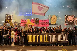 Demonstranten fordern Freilassung aller Geiseln. - © Ilia Yefimovich/dpa