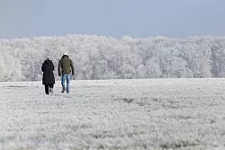 Ab Sonntagnachmittag sollen Niederschl&auml;ge aufkommen. Vorher zog es manche Spazierg&auml;nger noch nach drau&szlig;en - wie hier bei Sonnenschein auf der Schw&auml;bischen Alb. - &copy; Thomas Warnack/dpa