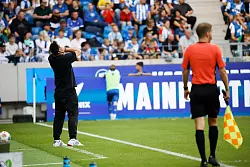 Miroslav Klose reagiert am Spielfeldrand. - © Philipp von Ditfurth/dpa