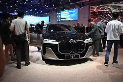 BMW auf der Automesse in Shanghai. China ist für deutsche Hersteller derzeit ein schwieriger Markt. - © Johannes Neudecker/dpa