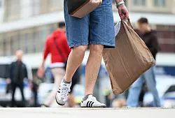 Gestiegene Preise machen Verbraucherinnen und Verbrauchern zu schaffen, der private Konsum springt bisher nicht so stark an wie erhofft. (Symbolbild) - © Malin Wunderlich/dpa