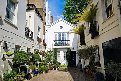 Und noch eine Filmkulisse: Das Haus in der Mitte der Stanhope Mews South spielte im Film «Kingsman» mit Colin Firth mit. An Stallungen erinnert hier heute wenig. - © Dörte Nohrden/dpa-tmn