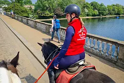 Sophie Gray reitet auf der nur für Pferde gedachten «horse lane» über die Serpentine Bridge im Hyde Park. - © Dörte Nohrden/dpa-tmn