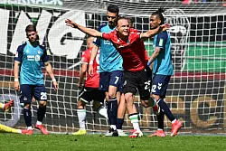 Hannovers Lars Gindorf feiert sein Tor zum 1:0 gegen Köln. - © Swen Pförtner/dpa