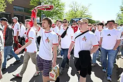 Kölner Fanmarsch in Hannover. - © Swen Pförtner/dpa
