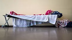 Bett einer K&auml;ltehilfe-Not&uuml;bernachtung in Berlin. (Archivbild) - &copy; dpa