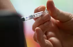 Eine j&auml;hrliche Grippeimpfung ist f&uuml;r viele Menschen selbstverst&auml;ndlich. - &copy; Robert Michael/dpa