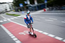 Ein Mann f&auml;hrt auf einem Radweg in Hamburg mit einem E-Scooter. - &copy; Christian Charisius/dpa
