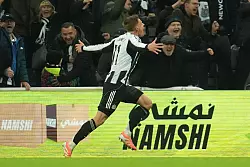 Harvey Barnes führte Newcastle United mit seinem Doppelpack zum Sieg gegen Manchester City. - © Jon Super/AP/dpa