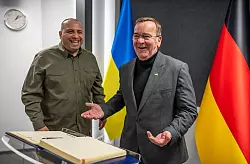 In Kiew traf Verteidigungsminister Pistorius (r) auch seinen ukrainischen Amtskollegen Rustem Umjerow. - &copy; Michael Kappeler/dpa-Pool/dpa