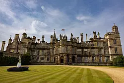 Einfach monumental: der Landsitz Burghley House. - © Mauritshuis/dpa-tmn