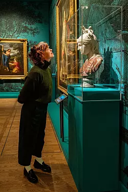 Von Angesicht zu Angesicht: Eine Besucherin der Ausstellung «The Grand Tour» schaut der Gottheit Roma ins Gesicht. - © Mauritshuis/dpa-tmn