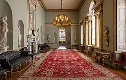 Lebensgroße Marmorstatuen aus Italien schmücken den Gang des Landsitzes Holkham Hall. - © Mauritshuis/dpa-tmn