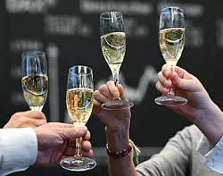 Kursgewinne bei Aktien und Fonds haben vielen Menschen reicher gemacht. (Symbolbild) - &copy; Arne Dedert/dpa