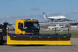 Autonome Winterdienstfahrzeuge können auch bei schlechter Sicht eingesetzt werden. (Archivbild) - © Marijan Murat/dpa