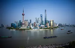 Blick auf Shanghai - © Michael Kappeler/dpa