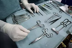 Um einen Abszess loszuwerden, ist manchmal ein chirurgischer Eingriff n&ouml;tig. - &copy; Marijan Murat/dpa/dpa-tmn