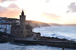 In Gro&szlig;britannien tobt &laquo;Goretti&raquo; ebenso. Wie hier an der K&uuml;ste von Cornwall. - &copy; Danielle Hutchinson/PA Wire/dpa