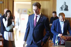 Wüst musste im Untersuchungsausschuss Rede und Antwort stehen. - © David Young/dpa