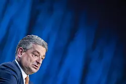 Thyssenkrupp hält am Bau einer großen Direktreduktionsanlage zur klimafreundlicheren Stahlherstellung in Duisburg fest. - © Rolf Vennenbernd/dpa