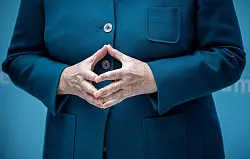 Zum Geburtstag der Ex-Kanzlerin - hier mit zur Raute gefalteten H&auml;nden - d&uuml;rften Gl&uuml;ckw&uuml;nsche aus der ganzen Welt kommen. (Archivbild) - &copy; Michael Kappeler/dpa