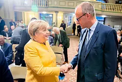 Merkel mit Friedrich Merz. Ihr Verh&auml;ltnis gilt als schwer belastet. (Archivbild) - &copy; Christoph Soeder/dpa