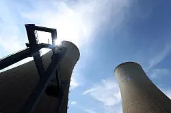 Die K&uuml;hlt&uuml;rme des stillgelegten Kernkraftwerks sind gesprengt worden. - &copy; Karl-Josef Hildenbrand/dpa