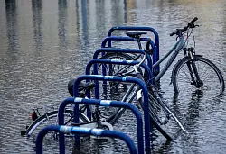 Fahrr&auml;der stehen an einer &uuml;berfluteten Stra&szlig;enkreuzung in der N&auml;he des Fischereihafens in Wismar im Wasser. - &copy; Jens B&uuml;ttner/dpa