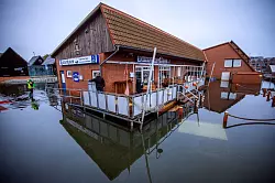 Geb&auml;ude im Fischereihafen in Wismar stehen nach der Sturmflut an der Ostseek&uuml;ste im Wasser. - &copy; Jens B&uuml;ttner/dpa