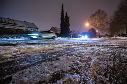 In Bayern war es am Dienstag vielerorts glatt. - &copy; Armin Weigel/dpa