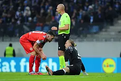 Der Mainzer Torwart Robin Zentner (r) musste wegen Adduktorenbeschwerden früh ausgewechselt werden. - © Constantin Stefan/dpa