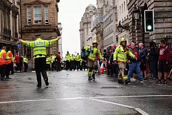 Polizei und Rettungskr&auml;fte in der Water Street. - &copy; Owen Humphreys/PA Wire/dpa