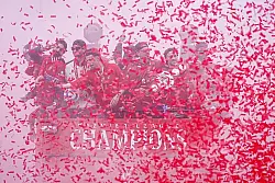 Zuvor hatten die Fu&szlig;baller ausgelassen gefeiert. - &copy; Peter Byrne/PA Wire/dpa