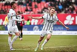 Elversbergs Tom Zimmerschied (r) bestraft den 1. FC N&uuml;rnberg. - &copy; Daniel Karmann/dpa