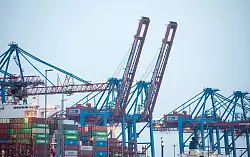 Zollstreit mit den USA und Rückgänge im China-Geschäft: Schwere Zeiten für Deutschlands Exporteure. (Archivbild - © Daniel Bockwoldt/dpa