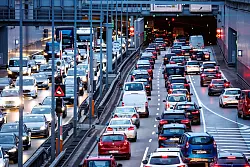 Straßenverkehr ist eine Hauptquelle von Feinstaub. - © Matthias Balk/dpa