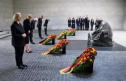 Die Spitzen der Verfassungsorgane legen Kränze zur Erinnerung an die Opfer von Krieg und Gewaltherrschaft nieder. - © Bernd von Jutrczenka/dpa