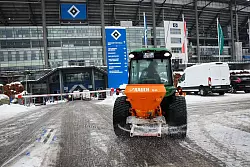 Ein kleines R&auml;um- und Streufahrzeug ist auf dem Parkplatz am Volkspark Stadion unterwegs. - &copy; Christian Charisius/dpa