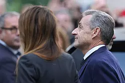 Hinter Gittern erhielt Sarkozy regelm&auml;&szlig;ig Besuch von seiner Frau Carla Bruni (Archivbild). - &copy; Thibault Camus/AP/dpa