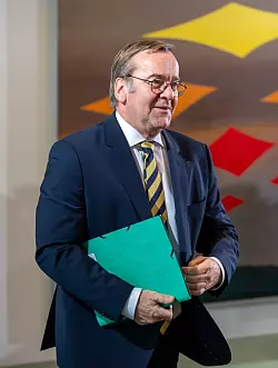 Mit Blick auf die Erkundungsmission deutscher Soldaten in Gr&ouml;nland ruft Verteidigungsminister Boris Pistorius zu Gelassenheit auf. - &copy; Soeren Stache/dpa