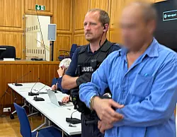 Einer der beiden angeklagten Lastwagenfahrer schiebt dem Kollegen die Schuld zu, einen dritten Fernfahrer totgetreten zu haben. - &copy; Martin Oversohl/dpa