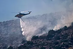 L&ouml;schhubschrauber und -flugzeuge sind in st&auml;ndiger Alarmbereitschaft. - &copy; Thanassis Stavrakis/AP/dpa