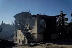 Bei Athen wurden 13 H&auml;user von einem Gro&szlig;brand stark besch&auml;digt, manche sogar v&ouml;llig zerst&ouml;rt. - &copy; Thanassis Stavrakis/AP/dpa