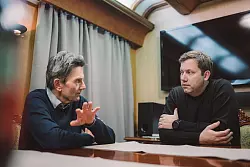 SPD-Parteichef Lars Klingbeil (r.) und SPD-Bundestags-Fraktionschef Rolf M&uuml;tzenich in einem Sonderzug nach Kiew. - &copy; Fionn Gro&szlig;e/SPD/dpa