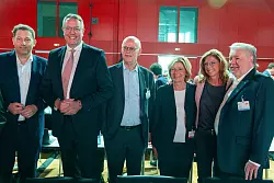 Vier Ministerpr&auml;sidenten aus Rheinland-Pfalz treffen sich beim Landesparteitag der SPD - mit dem Parteichef Lars Klingbeil (l) und der neuen rheinland-pf&auml;lzischen SPD-Chefin Sabine B&auml;tzing-Lichtenth&auml;ler (2. von r). Au&szlig;erdem Ministerpr&auml;sident Alexander Schweitzer, Rudolf Scharping, Malu Dreyer und Kurt Beck (von l nach r) - &copy; Helmut Fricke/dpa